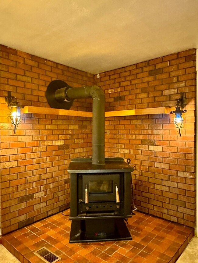 Building Photo - Vintage Living In Montavilla~ Front Porch~ Unfinished Basement~ Large Fully Fenced Yard