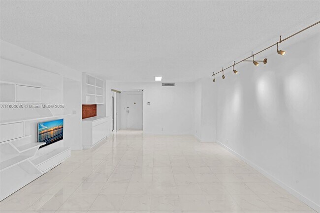 Building Photo - 2500 Parkview Dr