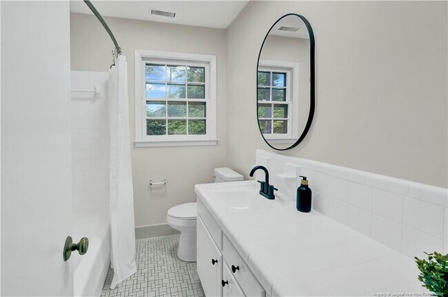 Building Photo - 2701 Lake Club Dr