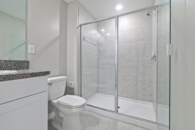 Building Photo - "Charming 3-Bed Sanctuary in Lutz with gre...