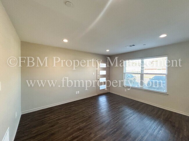 Building Photo - Hidden Creek Townhomes, Unit 611 - Downstairs 2 Bedroom, 2 Bathroom Home in Ennis, TX