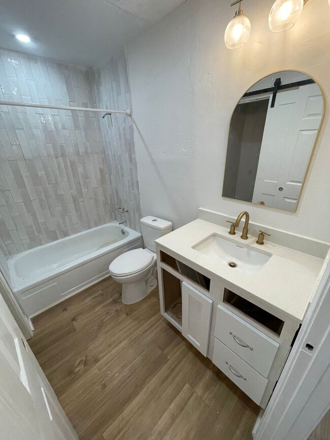 Building Photo - Completely renovated 2/1 on Golf Course!