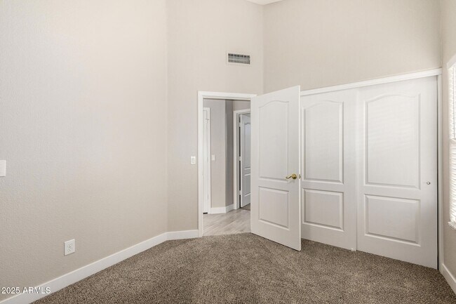 Building Photo - 911 E Lovegrass Dr