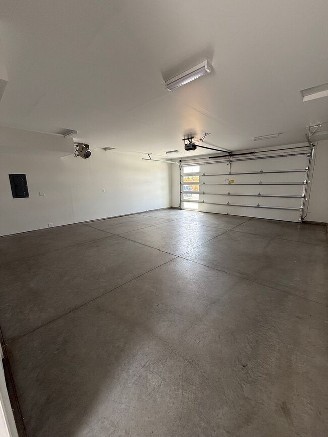 Building Photo - Single Family HOME with 3 Bedrooms 2 1/2 B...