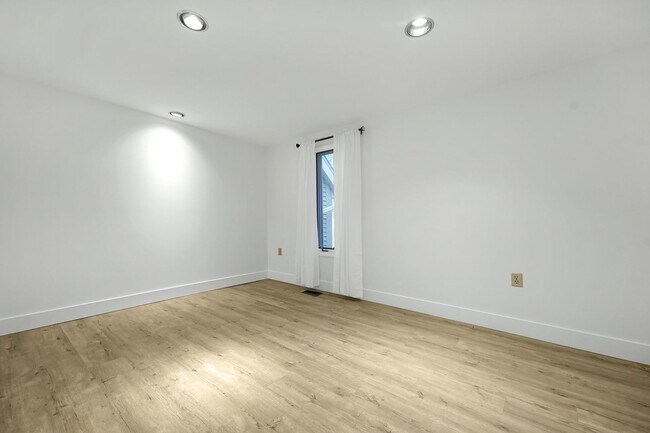 Building Photo - 3 Bedroom Luxury Condo