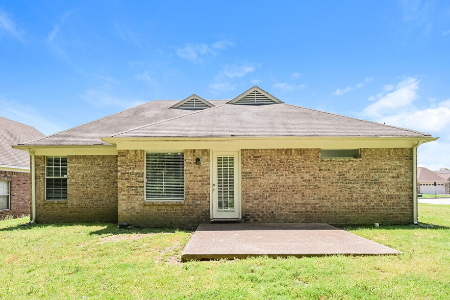 Building Photo - 215 Garden Springs Dr