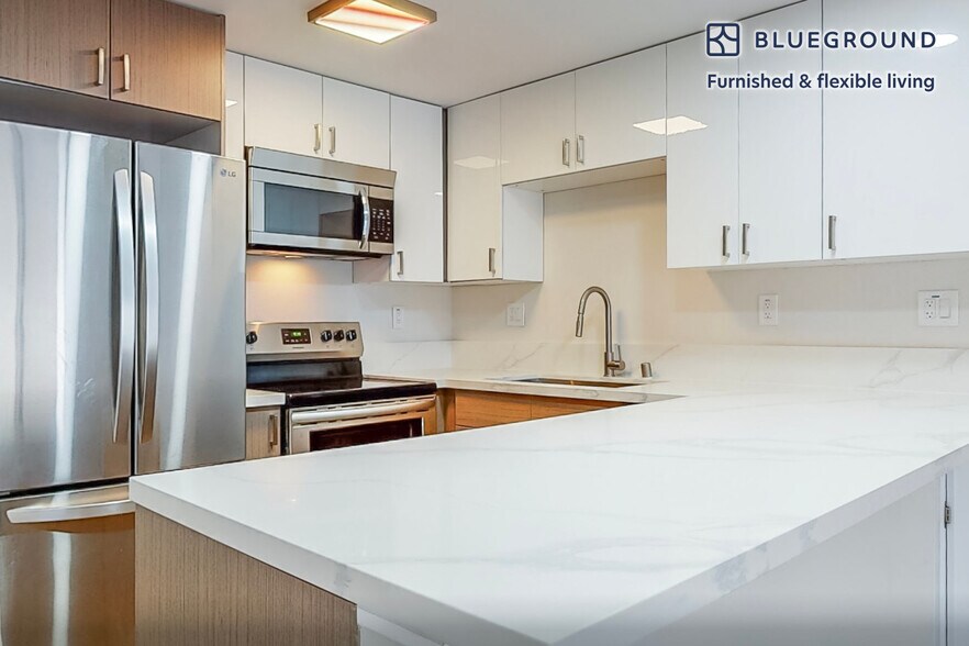 Building Photo - 2106 Manhattan Beach Blvd