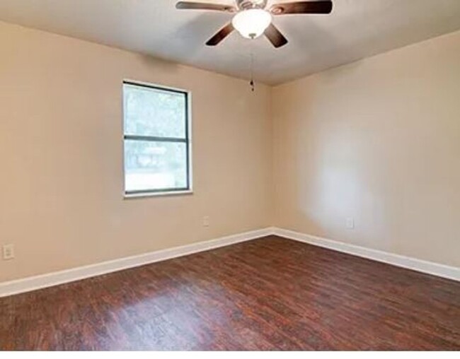 Building Photo - Welcome to this cozy 2-bedroom, 1-bathroom...