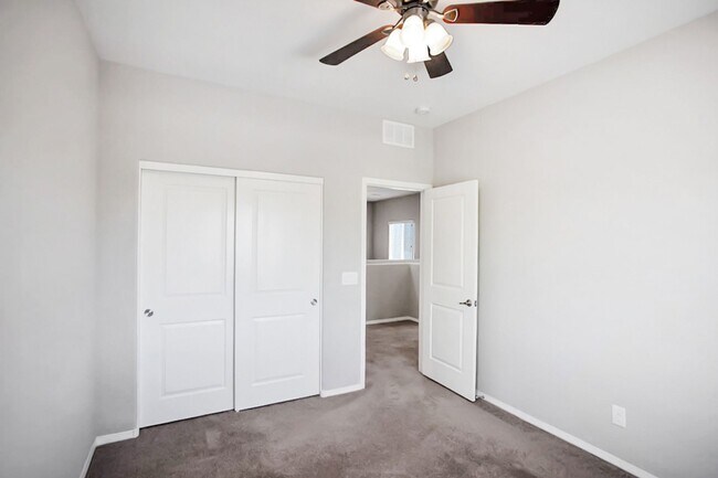 Building Photo - 4 Bed, Beauty With First Floor Bed And Full Bath