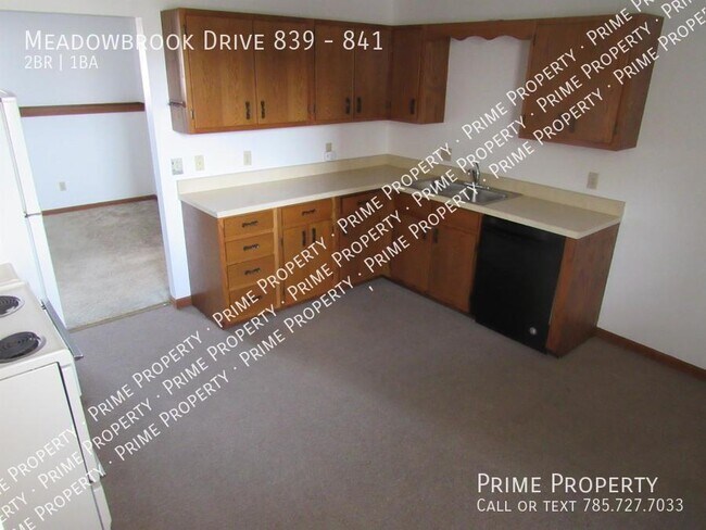 Building Photo - Meadowbrook Drive 839-841