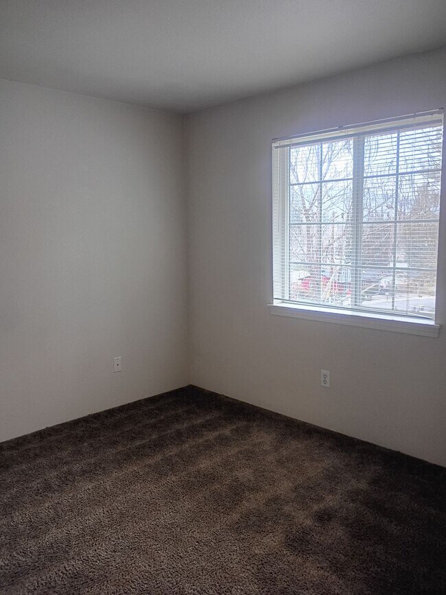 Building Photo - MM2240-1