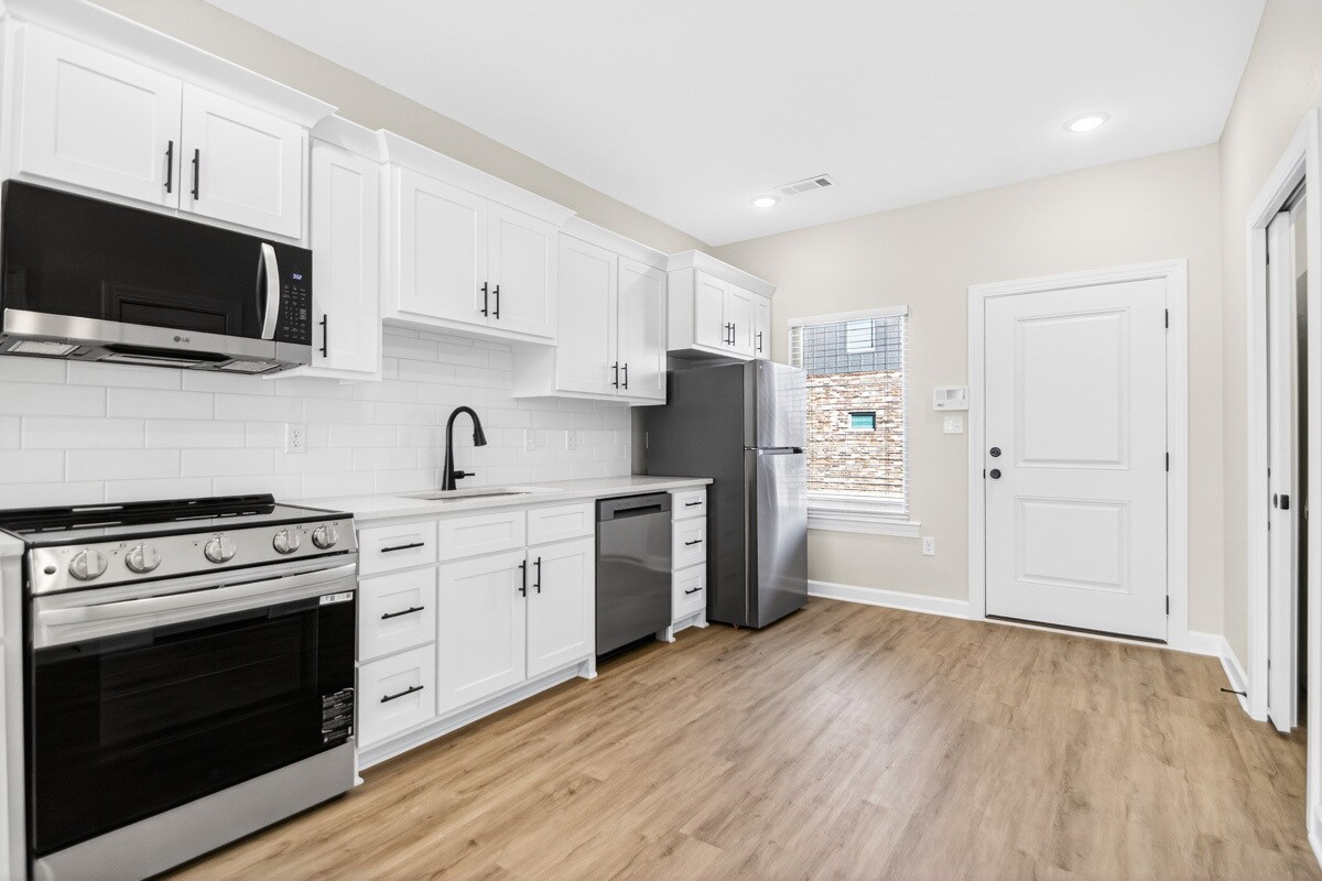 Building Photo - 201 E 17th St