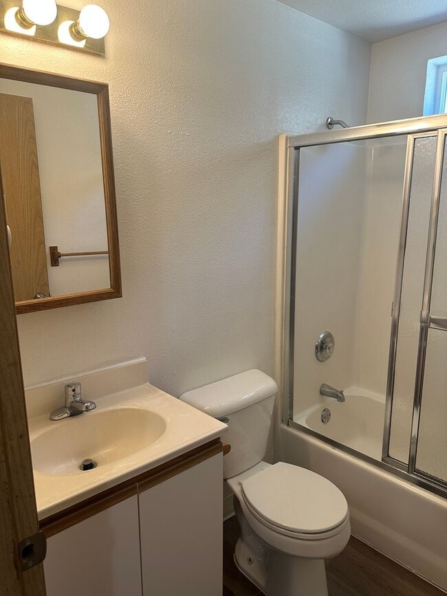 Building Photo - Freshly updated 3 bedroom 2 bathroom duple...