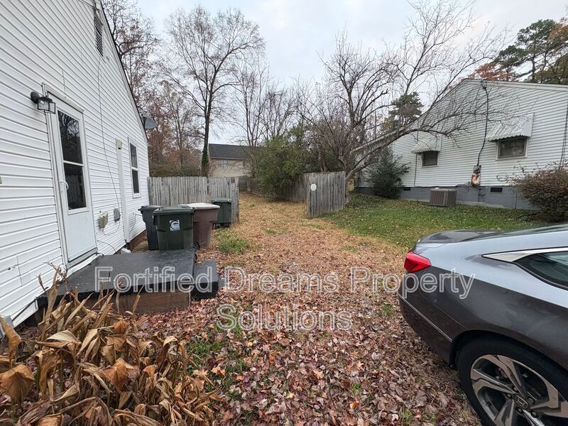 Building Photo - 1702 J Ave