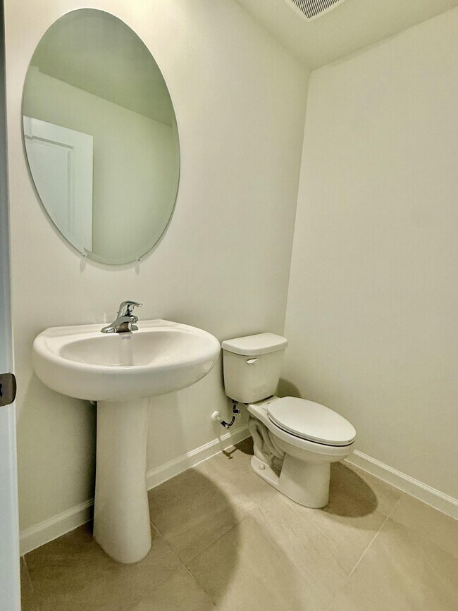 Building Photo - 586 Salisbury Cir