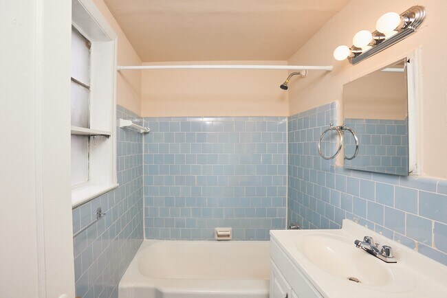Building Photo - 1337 Briarwood Dr NE
