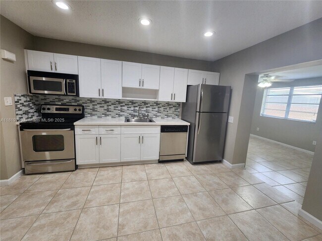Building Photo - 1806 SW 97th Ave