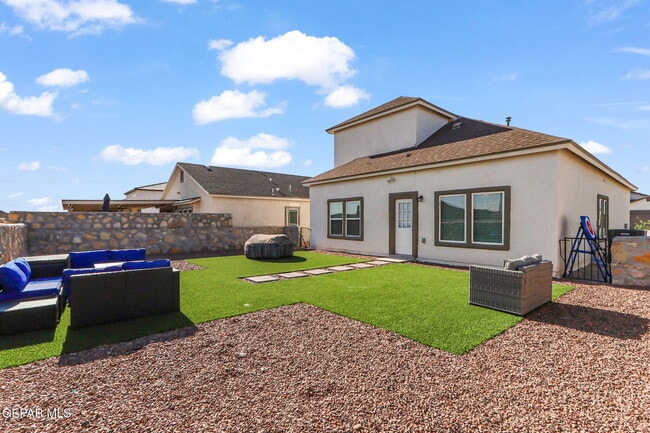 Building Photo - 13740 Villa Vista Ave