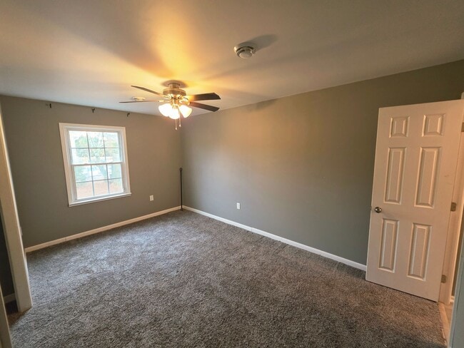 Building Photo - 3 Bedroom 1.5 BA Hubert