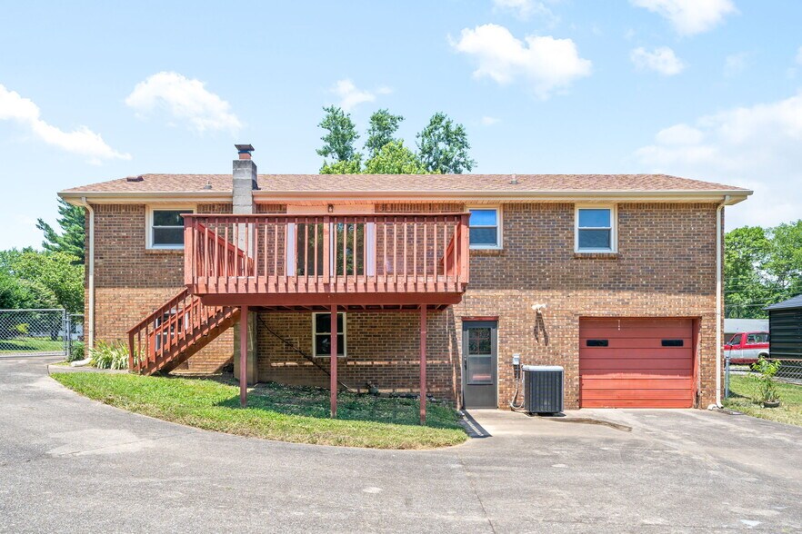 Building Photo - 208 Aster Dr