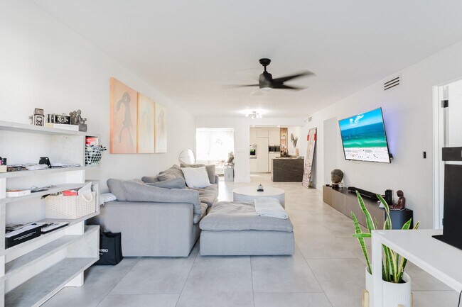 Building Photo - 800 E Camino Real