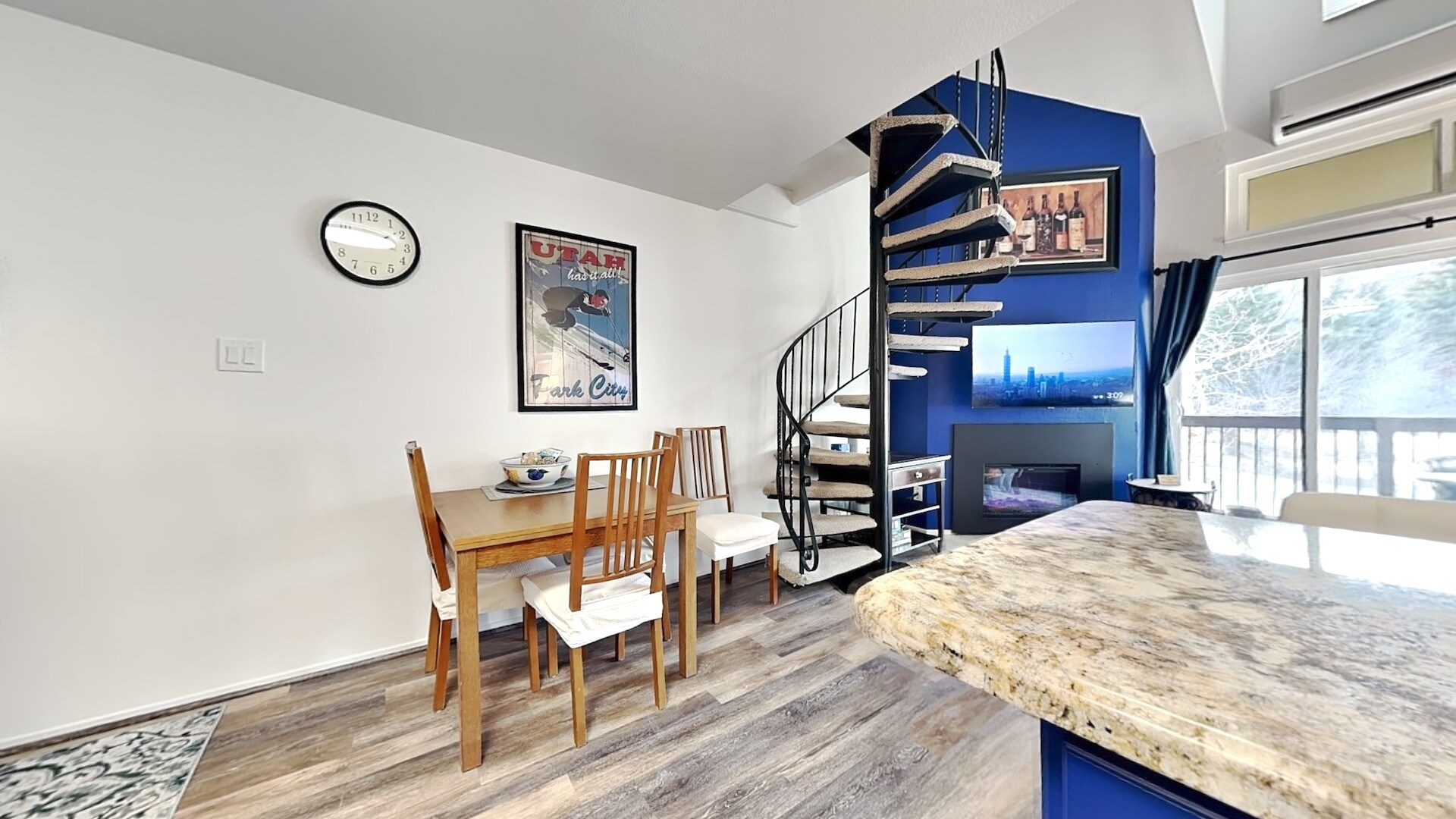 dining table that expands - 1530 Empire Ave