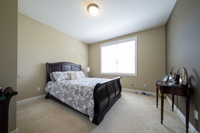 Building Photo - 727 Aster Rd