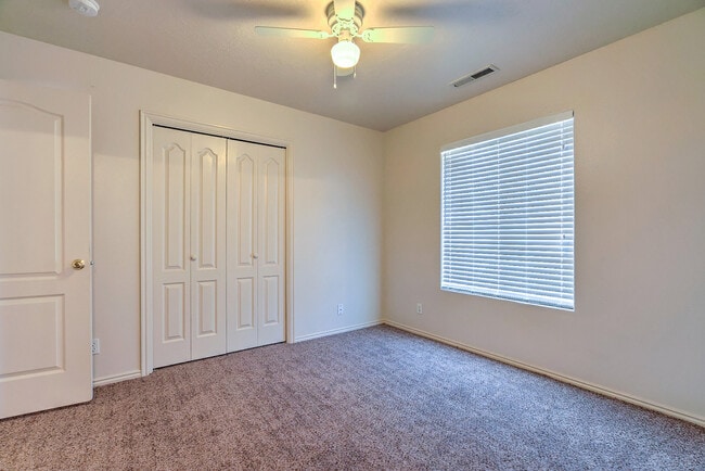 Building Photo - 3 Bedroom 2 bathroom home located near the...