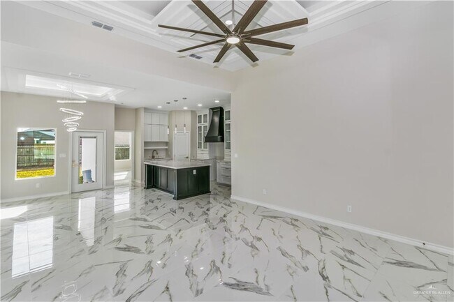 Building Photo - 20 E Sabinal Ave