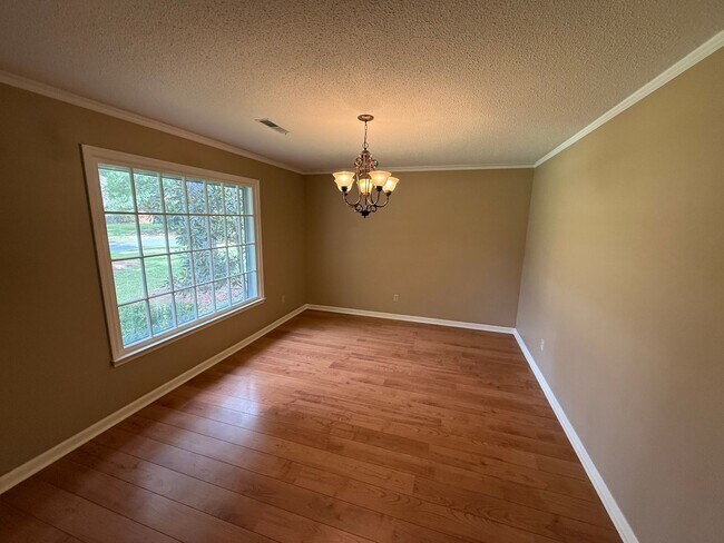 Building Photo - 4 Bedroom Brick Home in Alice Drive Area!