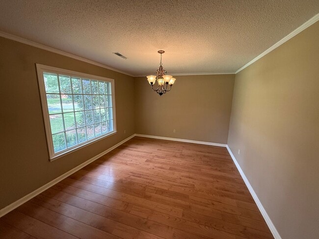 Building Photo - AVAILABLE NOW in Alice Drive Area!
