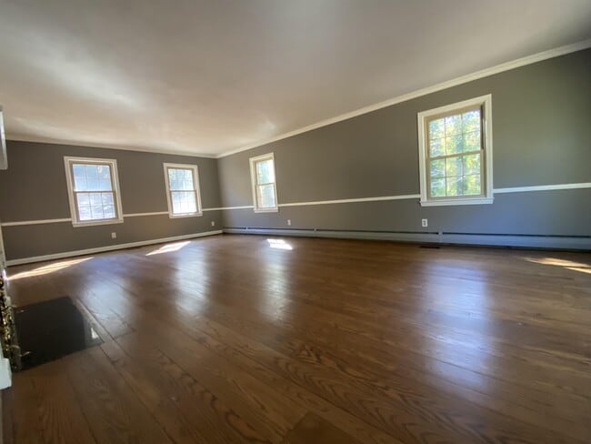 Building Photo - 106 Woodside St