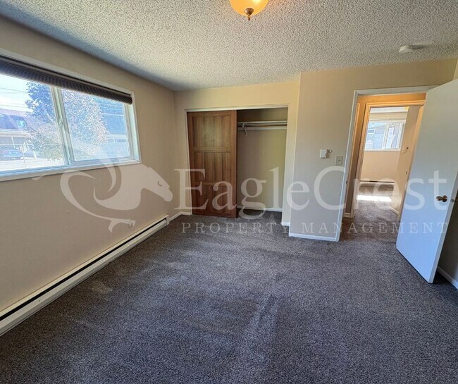 Building Photo - Three Bedroom, One Bathroom Home with Larg...
