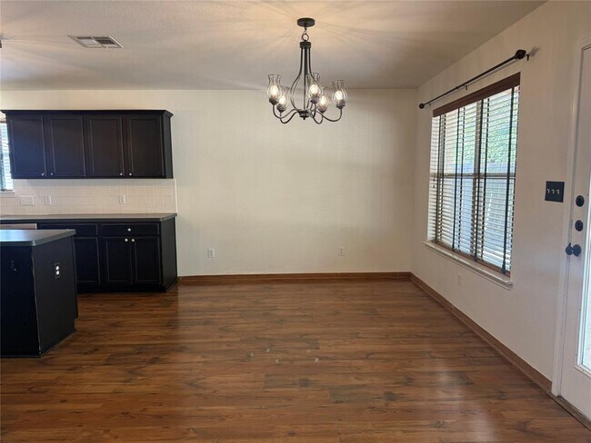 Building Photo - 808 Sunflower Dr