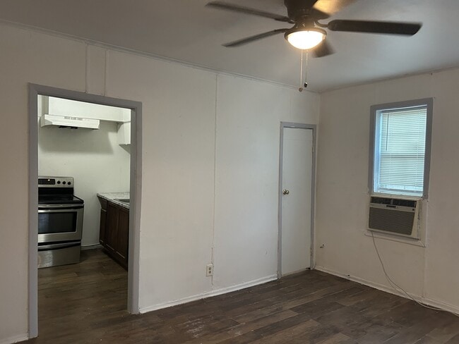 Building Photo - 1303 Bell St