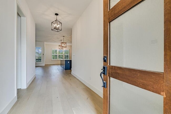 Building Photo - 935 Wesley Ridge Dr