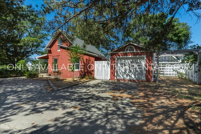 Building Photo - 10470 S Columbine Cir