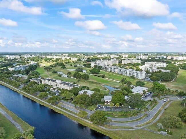 Building Photo - 2601 S Palm Aire Dr