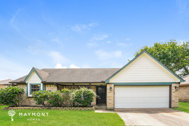 Primary Photo - Spacious 4-Bedroom Home with Pool in Yorkt...