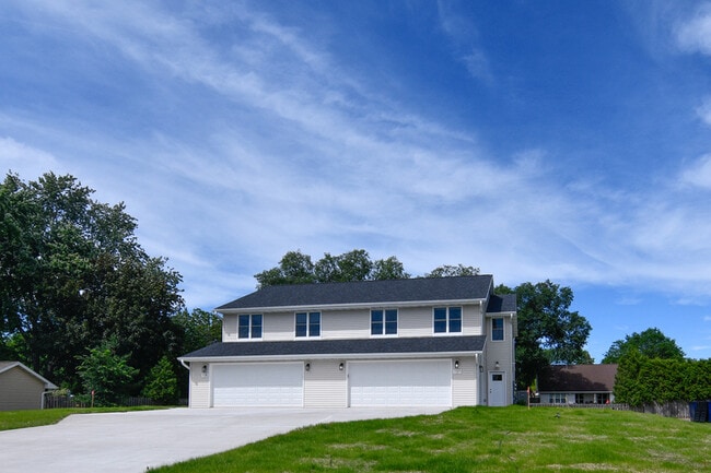 Building Photo - 735 Hoffman Rd