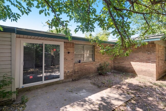 Building Photo - 1833 Bolingbroke Pl