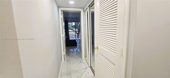 Building Photo - 200 Jacaranda Country Club Dr
