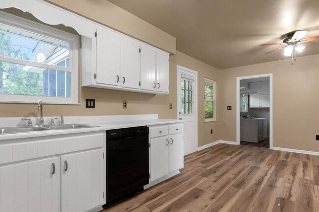 Building Photo - Charming 3BR Ranch Style Home on Quiet Cut...