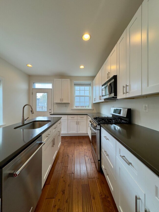 Building Photo - Elegant 3 Bedroom/3.5 Bathroom Townhome in...
