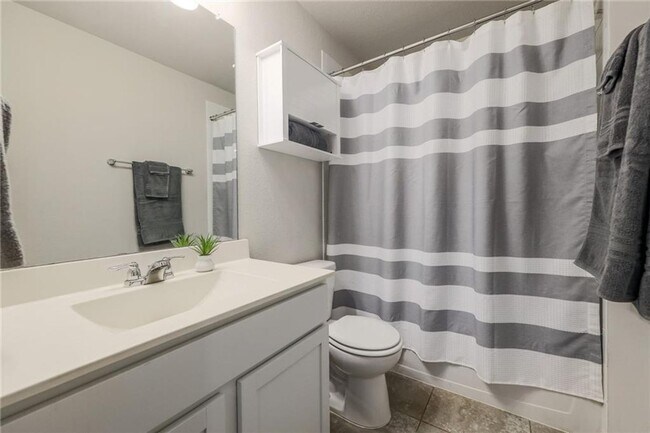 Building Photo - Spacious & Beautiful 3/BR 2/BA Home with E...