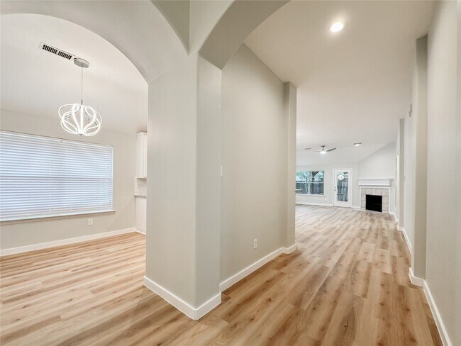 Building Photo - 27 Auburn Path Dr