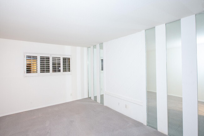 Building Photo - 451 E Vía Carisma