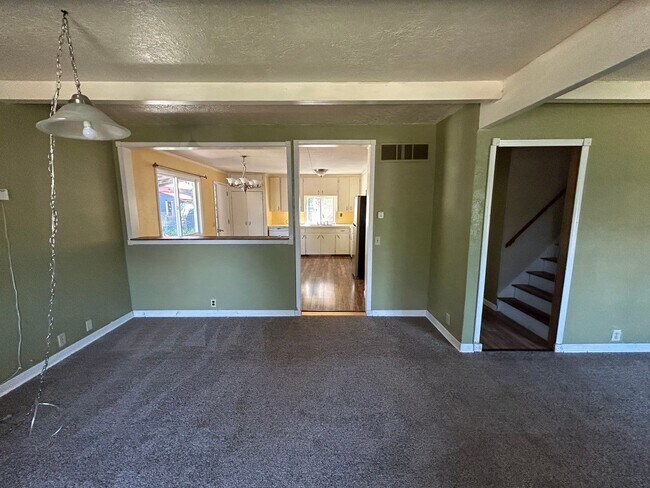 Building Photo - Charming 4 bed/1.5 bath home for rent