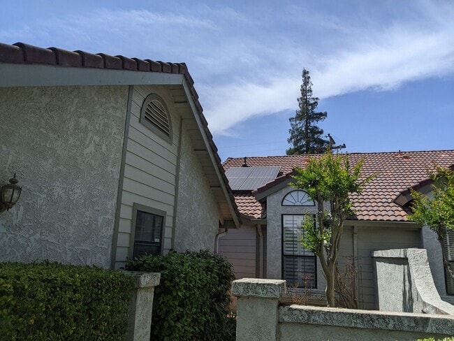 Building Photo - Spacious Bullard Court 2 bedroom 2 bathroo...
