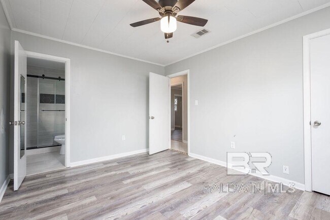 Building Photo - 409 W Canal Dr